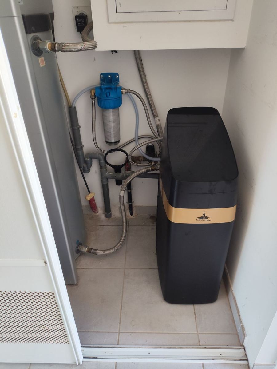Installation d'un adoucisseur d'eau avec filtre